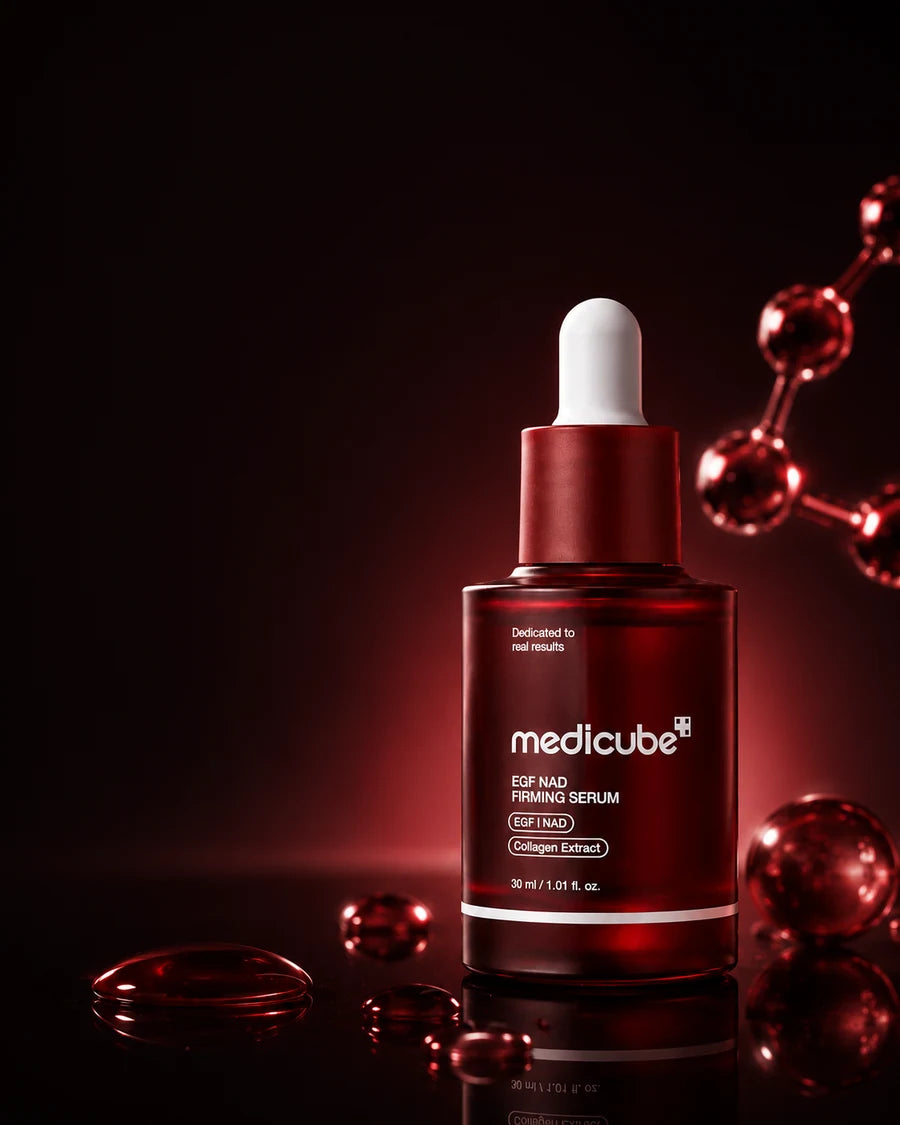 Medicube EGF NAD Firming Serum sobre fondo borgoña